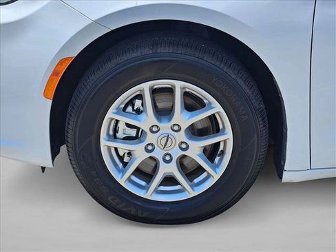 Used 2025 Chrysler Pacifica Select FWD image 21