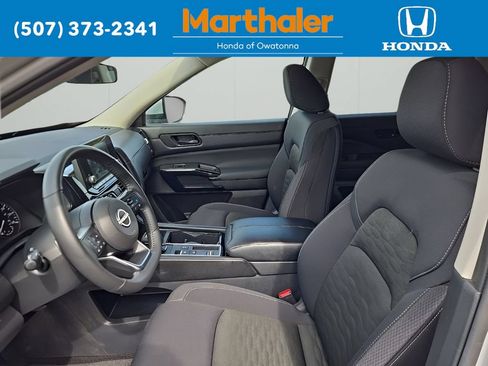 Used 2025 Nissan Pathfinder SV FWD image 9
