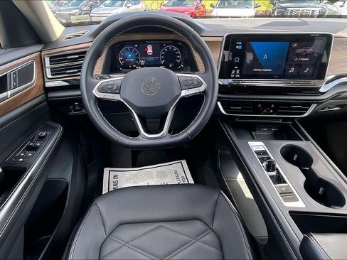Used 2024 Volkswagen Atlas SE AWD/4WD image 5