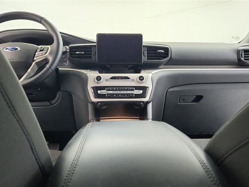 Used 2023 Ford Explorer XLT image 29