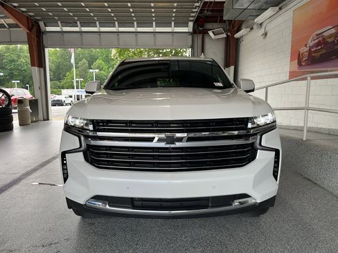 Used 2024 Chevrolet Suburban LT w/ Luxury Package RWD image 2