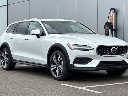 New 2026 Volvo V60 B5 Cross Country Plus w/ Climate Package image 7