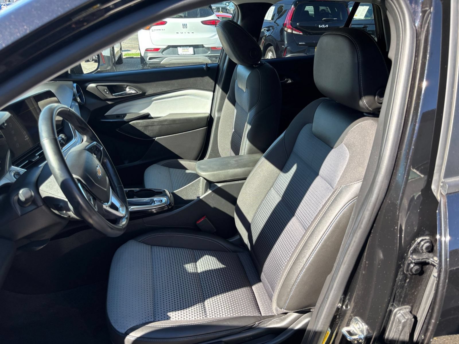 Used 2025 Chevrolet Trax LT w/ LT Convenience Package FWD image 36
