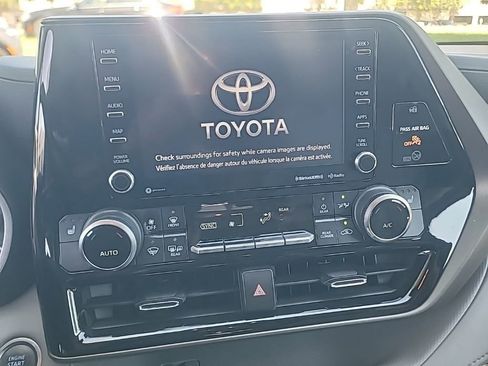 Used 2021 Toyota Highlander XLE AWD/4WD image 11