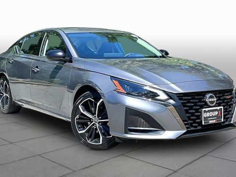 Used 2024 Nissan Altima 2.5 SR w/ SR Premium Package FWD image 3