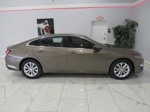 Used 2020 Chevrolet Malibu LT image 2