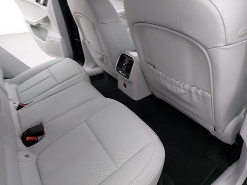 Certified 2026 Porsche Macan image 13