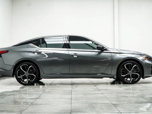 Used 2023 Nissan Altima 2.5 SR w/ SR Premium Package FWD image 7