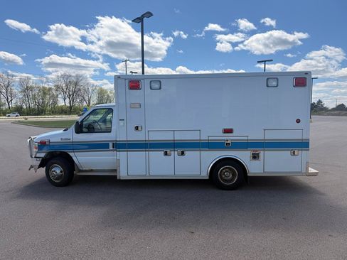 Used 2017 Ford E-450 and Econoline 450 Super Duty w/ Ambulance Prep Package RWD image 6