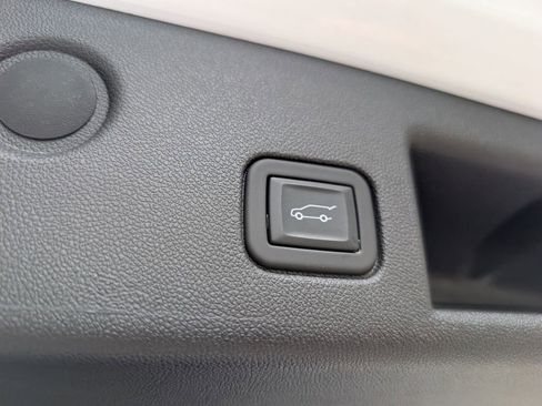 Used 2023 Chevrolet Equinox RS FWD image 23