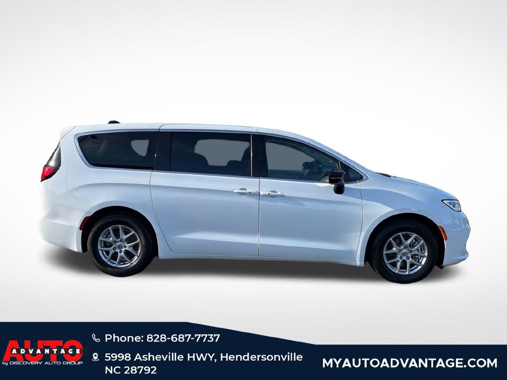 Used 2024 Chrysler Pacifica Touring-L FWD image 2