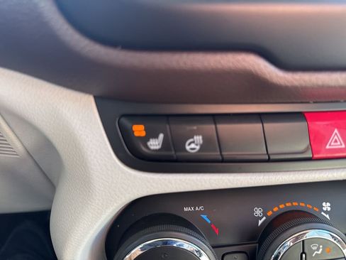 Used 2015 Jeep Renegade Limited image 4