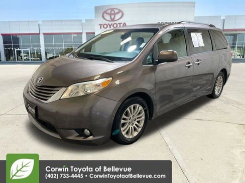 Used 2015 Toyota Sienna XLE image 4