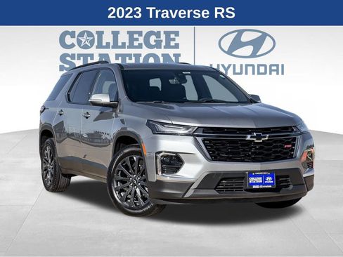 Used 2023 Chevrolet Traverse RS image 1