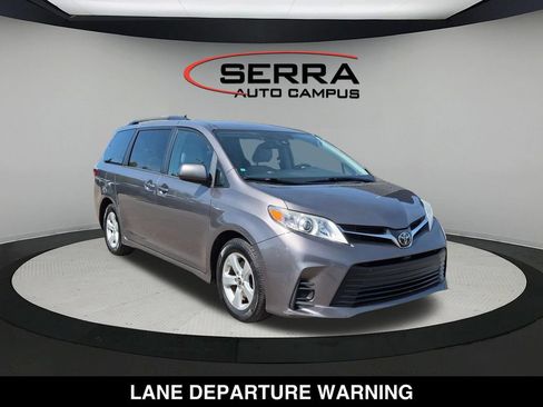 Used 2018 Toyota Sienna LE w/ Carpet Mat Package FWD image 14