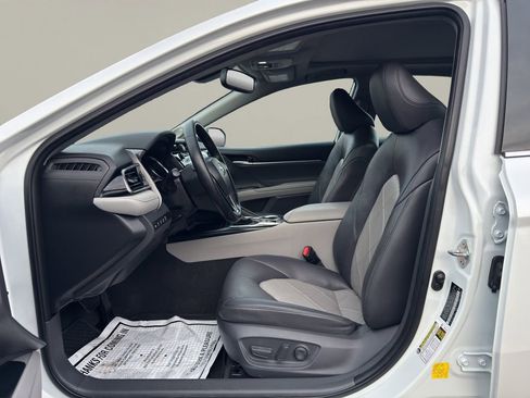 Used 2019 Toyota Camry XLE image 9
