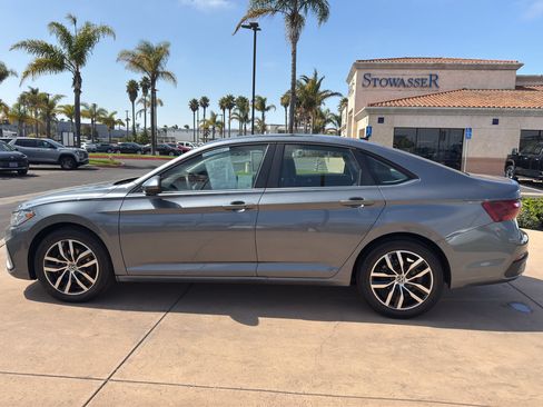 Used 2025 Volkswagen Jetta SE FWD image 6
