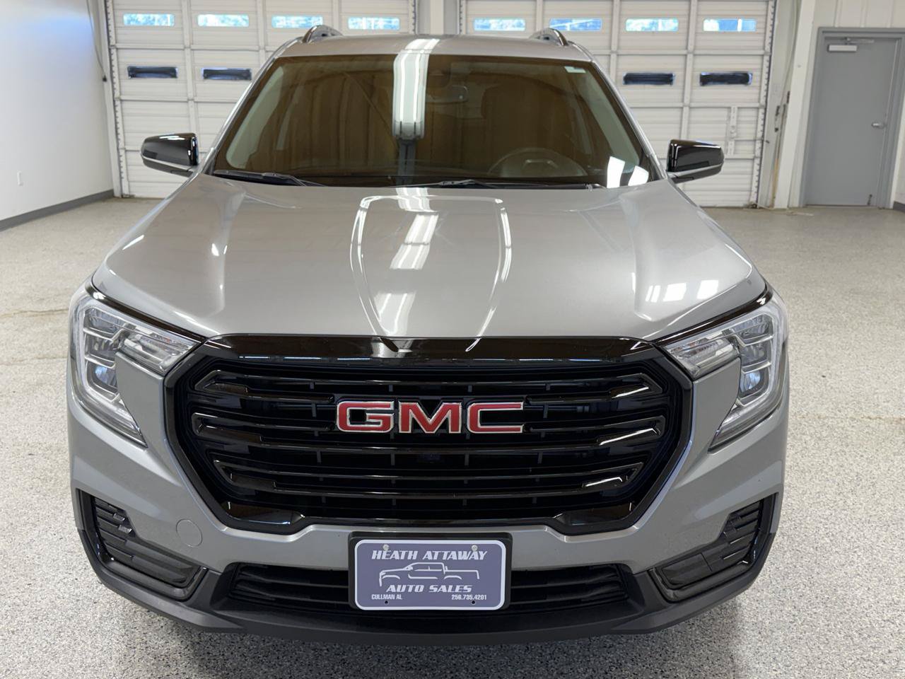 Used 2024 GMC Terrain SLE w/ Driver Convenience Package FWD image 3