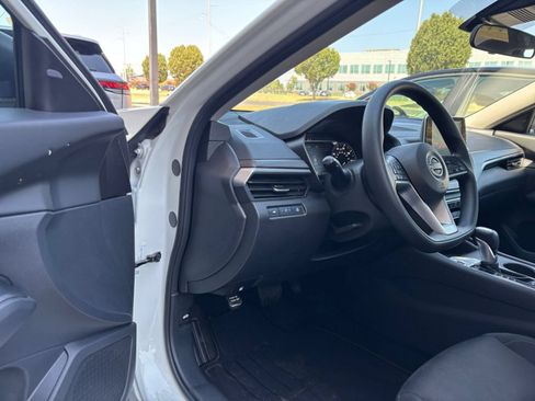 Used 2025 Nissan Altima 2.5 SV FWD image 33