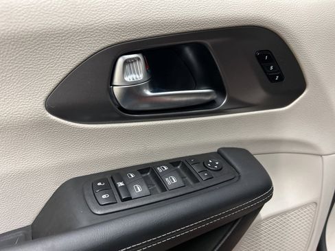 Used 2023 Chrysler Pacifica Touring-L image 26