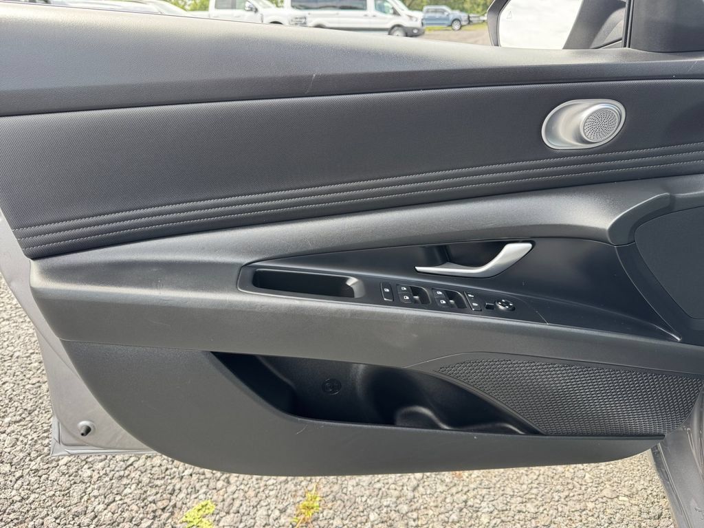 Used 2025 Hyundai Elantra SEL FWD image 34