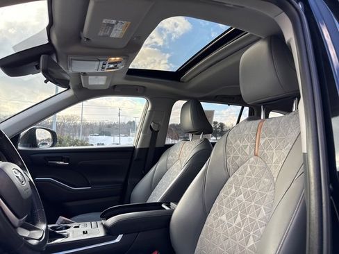 Used 2022 Toyota Highlander Bronze Edition image 23