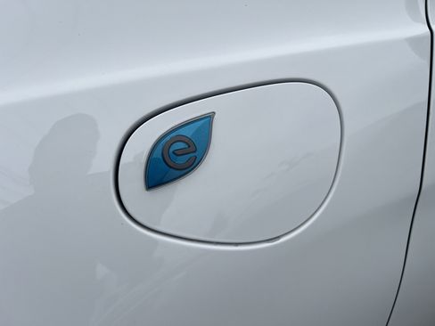 Used 2025 Chrysler Pacifica Premium FWD image 3