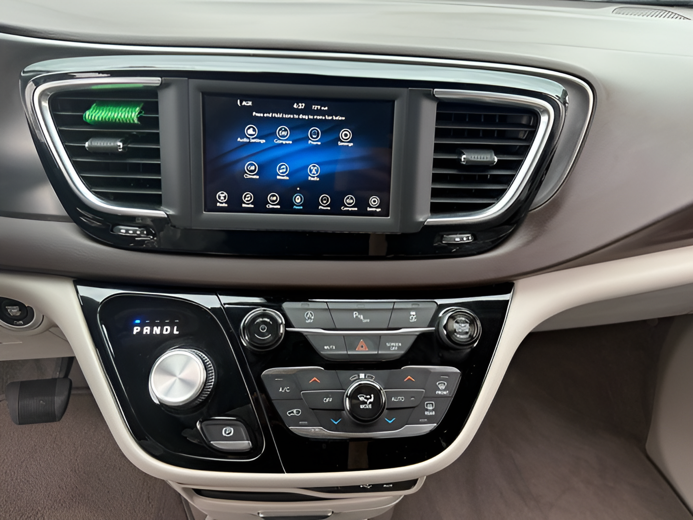 Used 2018 Chrysler Pacifica Touring Plus w/ Tire & Wheel Group FWD image 21