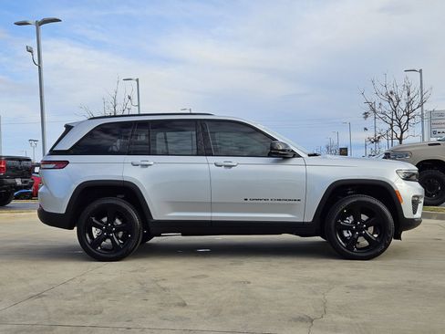 New 2025 Jeep Grand Cherokee Limited w/ Black Appearance Package AWD/4WD image 6