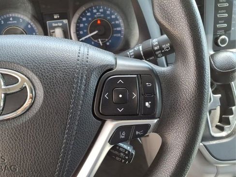 Used 2020 Toyota Sienna L FWD image 17