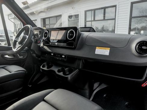 Used 2025 Mercedes-Benz Sprinter 2500 image 24