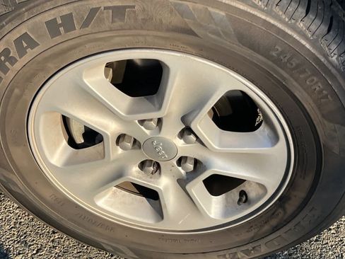 Used 2017 Jeep Grand Cherokee Laredo w/ Quick Order Package 2BE image 11