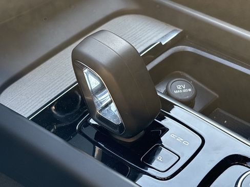 Used 2025 Volvo XC60 B5 Plus image 26