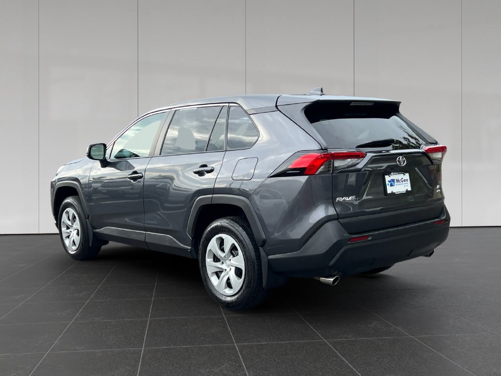 Used 2022 Toyota RAV4 LE AWD/4WD image 3