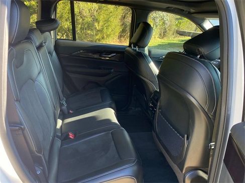 Used 2023 Jeep Grand Cherokee Altitude image 32