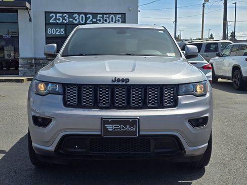 Used 2018 Jeep Grand Cherokee Altitude AWD/4WD image 3