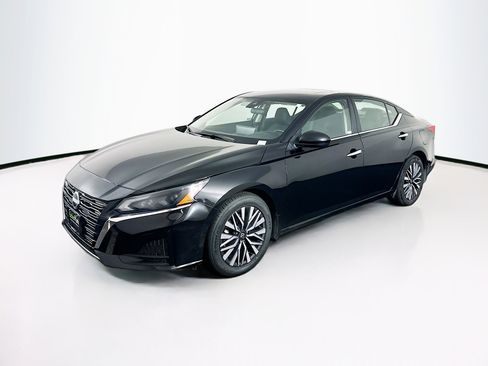 Used 2024 Nissan Altima 2.5 SV w/ SV Premium Package image 3