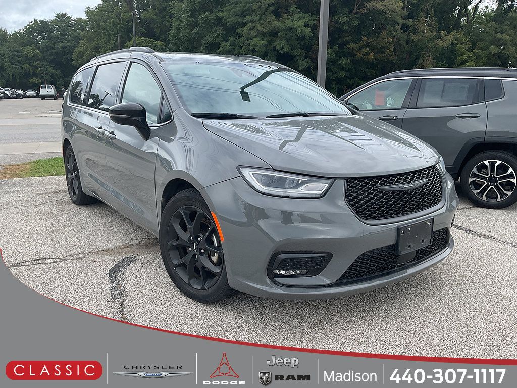 Used 2025 Chrysler Pacifica Limited FWD image 1