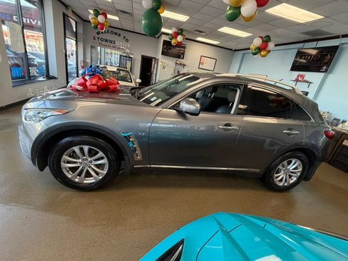 Used 2016 INFINITI QX70 2WD w/ Premium Package image 10