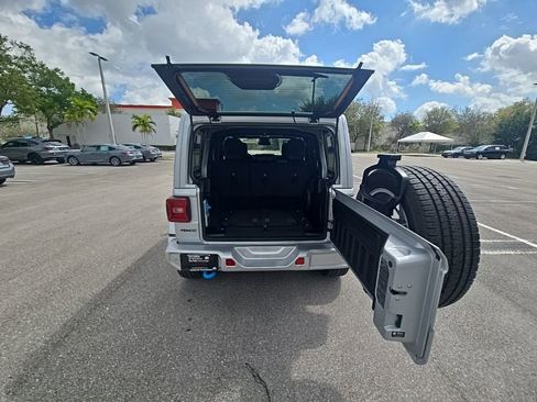 Used 2022 Jeep Wrangler Unlimited Sahara AWD/4WD image 33