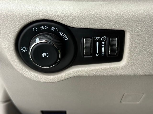 Used 2024 Chrysler Pacifica Touring-L AWD/4WD image 36