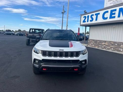 Used 2025 Jeep Compass Trailhawk AWD/4WD image 2