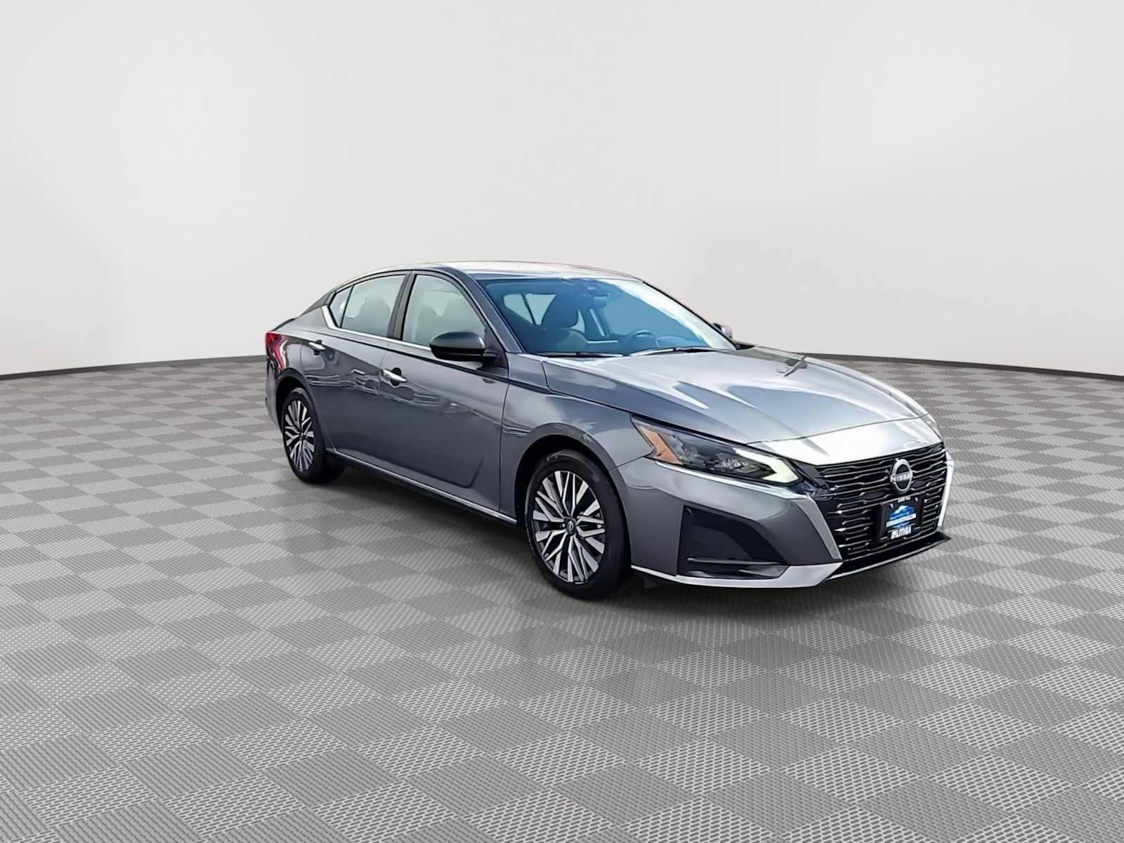Used 2025 Nissan Altima 2.5 SV FWD image 2