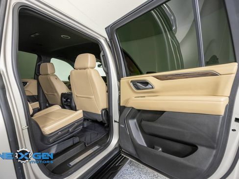 Used 2022 Chevrolet Suburban Premier AWD/4WD image 35