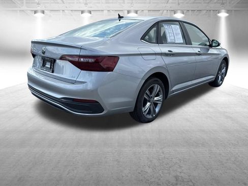 Used 2024 Volkswagen Jetta SE FWD image 6