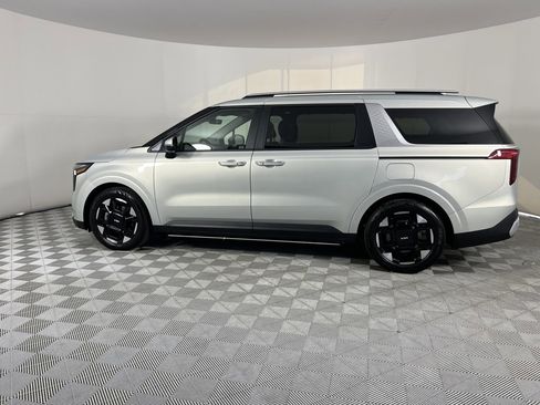 Used 2025 Kia Carnival EX image 4
