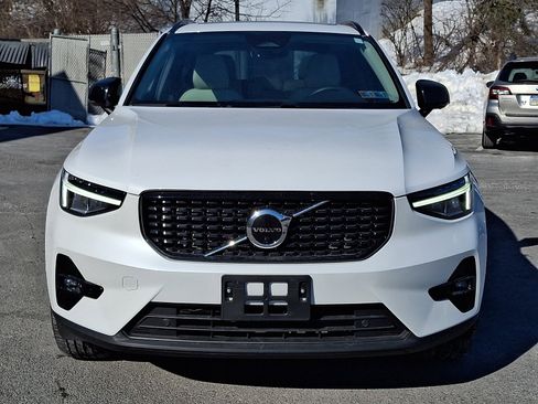Used 2023 Volvo XC40 B5 Plus image 2