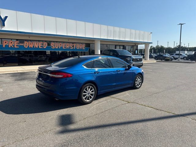 Used 2017 Ford Fusion SE w/ Fusion SE Technology Package FWD image 3