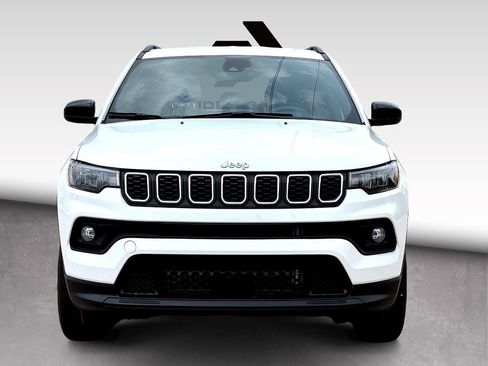 Used 2024 Jeep Compass Latitude AWD/4WD image 3