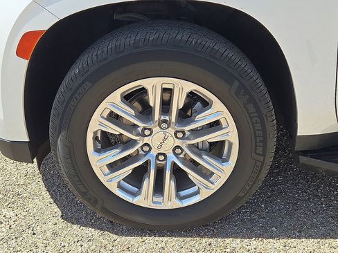 Used 2022 GMC Yukon XL SLT w/ SLT Luxury Package image 11